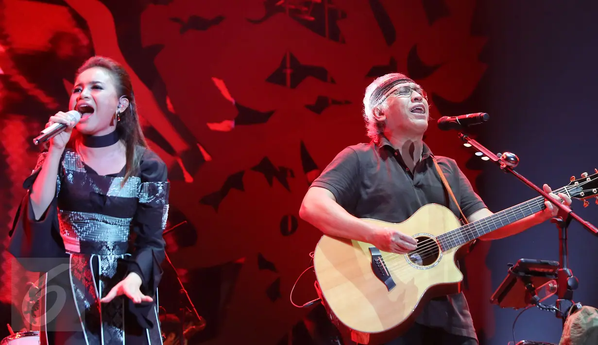 Musisi Iwan Fals duet dengan penyanyi Rossa pada konser Perayaan Karya Iwan Fals bertepatan dengan HUT ke-55 di Pantai Carnaval Ancol, Jakarta, Sabtu (03/9). Iwan Fals membawakan 20 lagu hits. (Liputan6.com/Herman Zakharia)