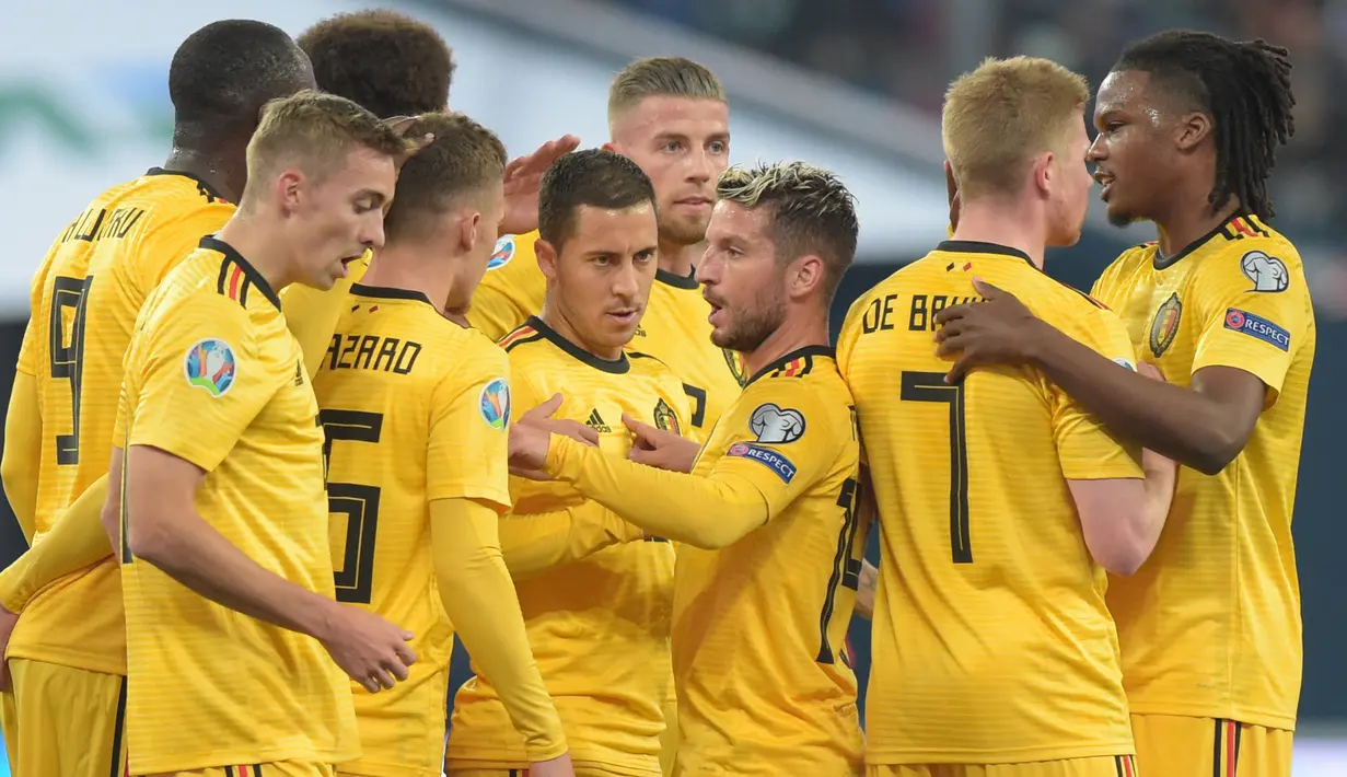 Para pemain Belgia merayakan gol yang dicetak Eden Hazard ke gawang Rusia pada laga Kualifikasi Piala Eropa 2020 di Gazprom Arena, Saint Petersburg, Sabtu (16/11). Rusia kalah 1-4 dari Belgia. (AFP/Olga Maltseva)