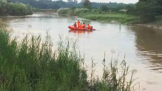 Proses pencarian warga yang hilangditerkam buaya (
