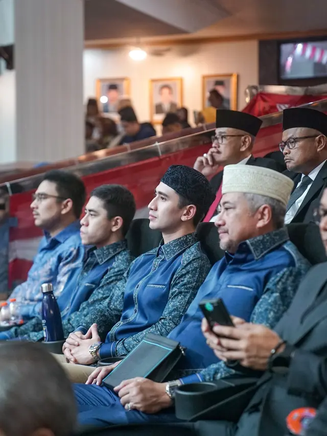 6 Potret Verrell Bramasta Dampingi Ibu Sambung Dilantik Sebagai DPRD Kabupaten Bogor