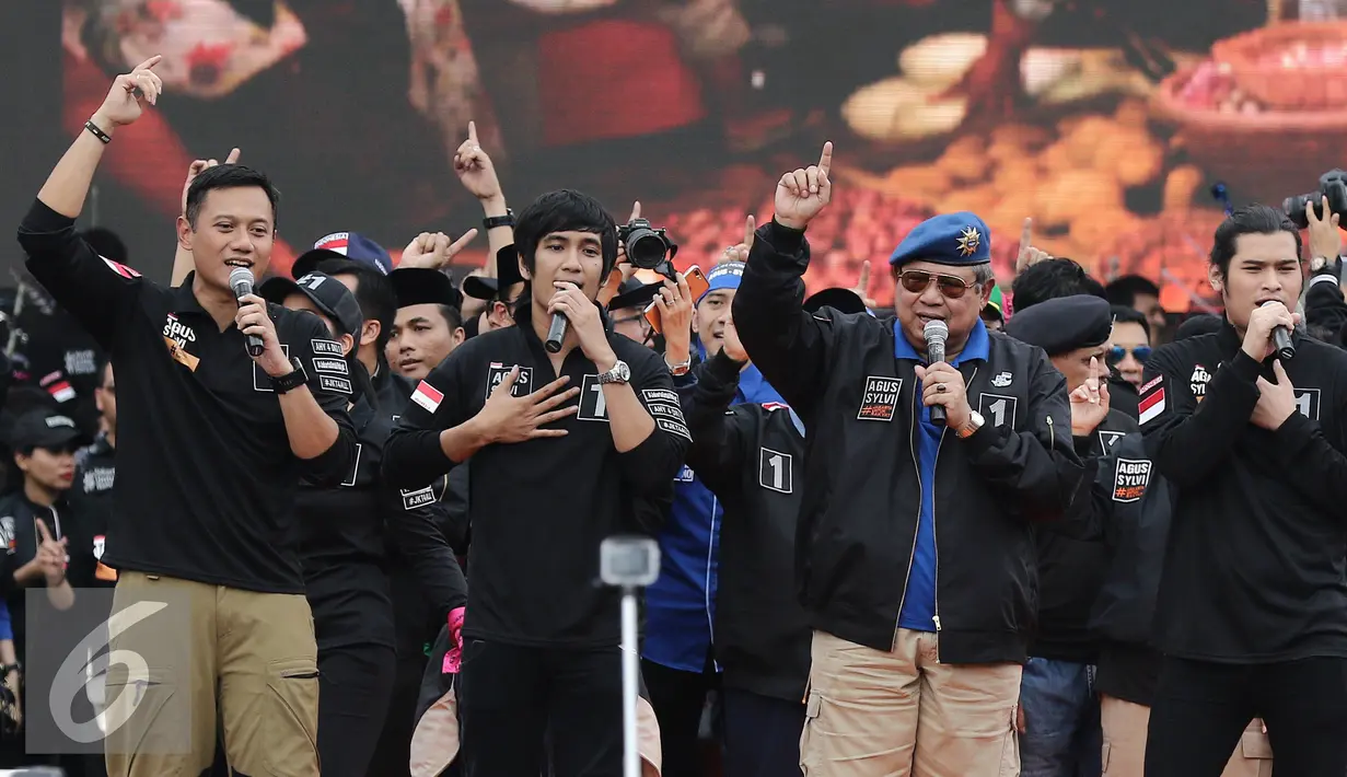 Mantan presiden RI, Susilo Bambang Yudhoyono bernyanyi bersama penyanyi Virzha dan AHY saat Kampanye Akbar Satukan Jakarta di kawasan Kuningan, Jakarta, Sabtu (11/02). (Liputan6.com/Herman Zakharia)