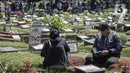 Sejumlah umat muslim berdoa di makam keluarganya di Tempat Pemakaman Umum (TPU) Karet Tengsin, Jakarta, Minggu (27/3/2022). Sepekan jelang datangnya bulan suci Ramadan, banyak warga yang melakukan tradisi ziarah makam untuk mendoakan keluarganya. (Liputan6.com/Faizal Fanani)