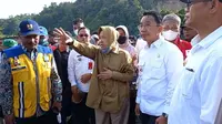 Menteri Sosial, Tri Rismaharini bersama pejabat Pemkab Sigi saat meninjau lokasi banjir di Desa Pakuli Utara, Kabupaten Sigi, Rabu (7/9/2022). (Foto: Heri Susanto/ Liputan6.com).