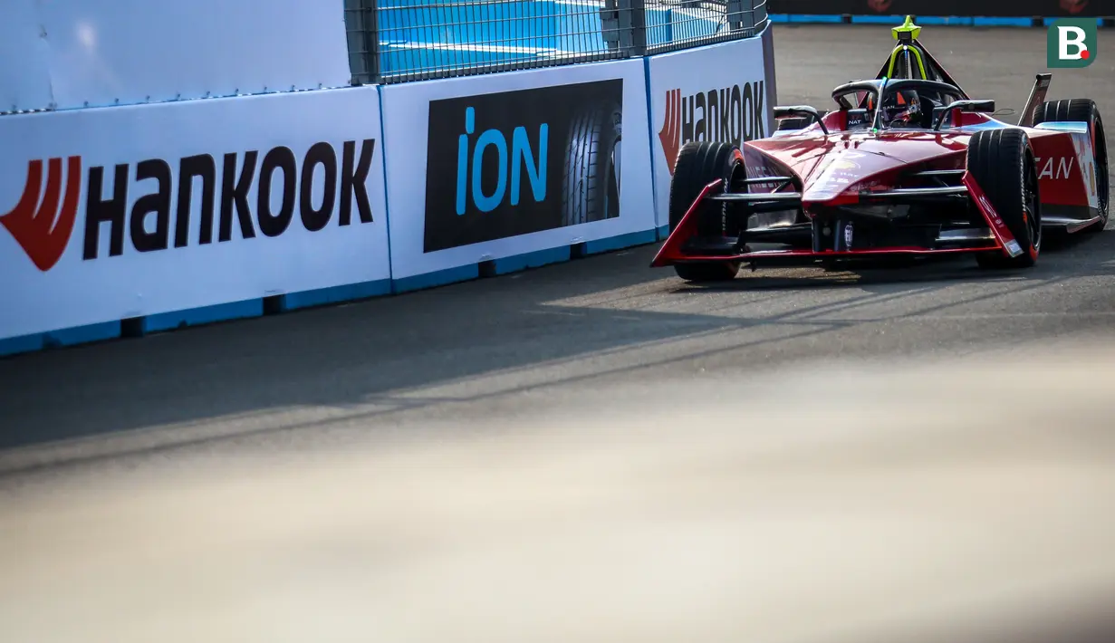Pebalap Nissan Formula E Team, Norman Nato memacu mobilnya saat sesi latihan bebas Jakarta E-Prix 2023 yang berlangsung di Jakarta Intenational E-Prix Circuit (JIEC), Ancol, Jakarta, Jumat (02/06/2023). (Bola.com/Bagaskara Lazuardi)