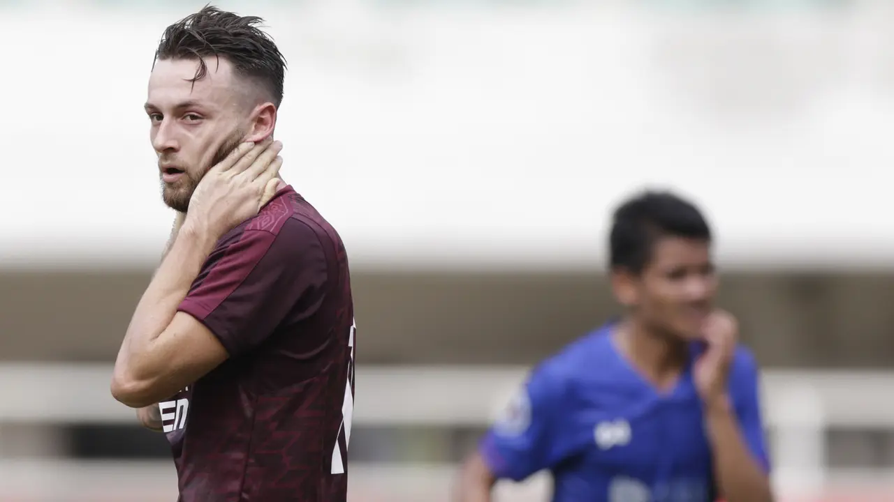 Gelandang PSM Makassar, Marc Klok, tampak kecewa usai gagal membobol gawang Lao Toyota FC pada laga Piala AFC 2019. (Bola.com/M. Iqbal Ichsan)