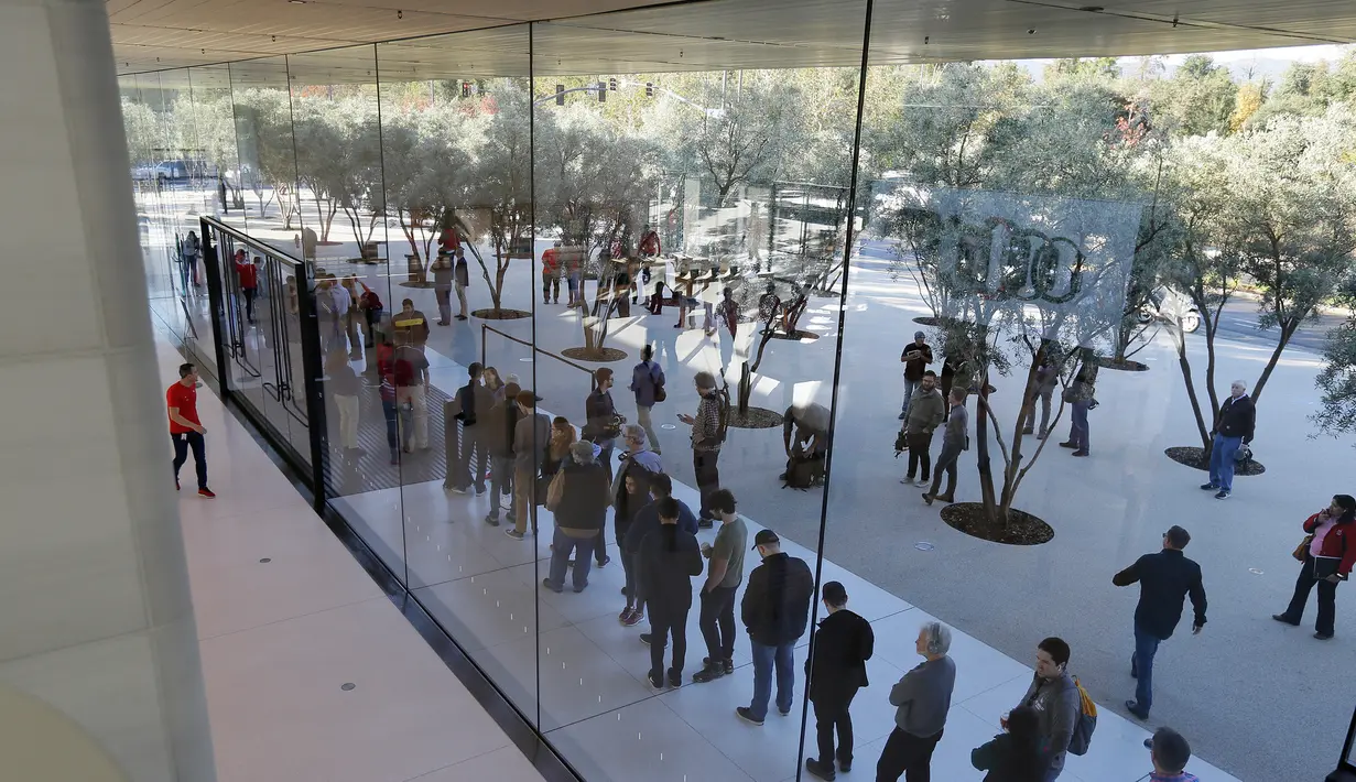 Sejumlah orang bersiap menghadiri pembukaan Visitor Center di kawasan Apple Park di Cupertino, California, Jumat (17/11). Apple mengundang warga sekitar untuk merasakan pengalaman dengan inovasi yang dihadirkan di Apple Park. (AP/Eric Risberg)