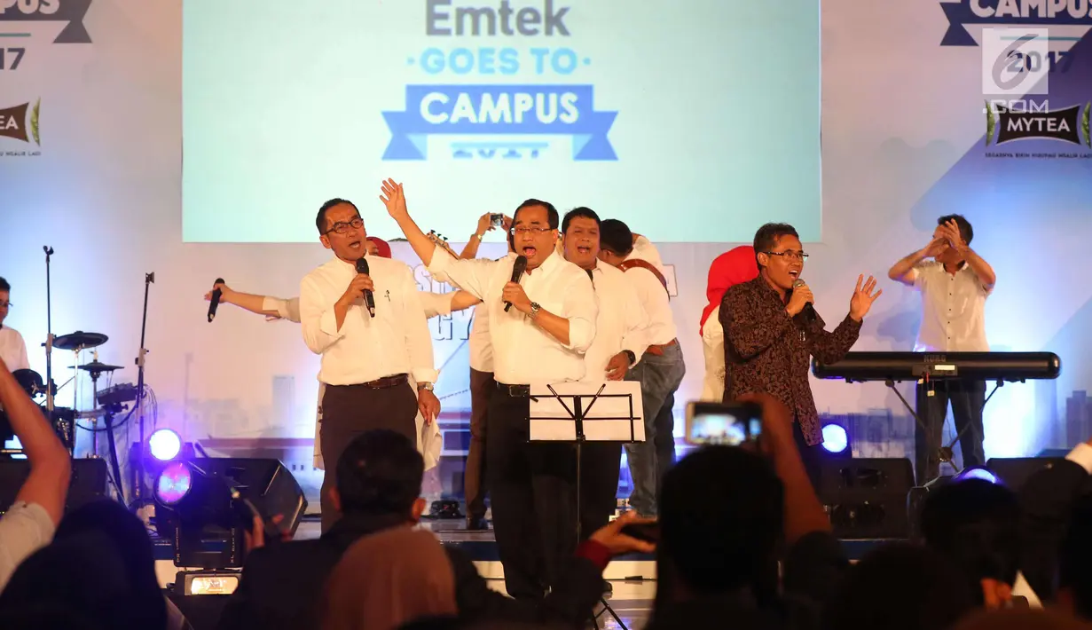 Menhub Budi Karya Sumadi (tengah) saat bernyanyi bersama para dosen pengajar selama Emtek Goes to Campus (EGTC) 2017 di Universitas Gadjah Mada, Yogyakarta, Selasa (31/10). Menhub membawakan Satu Lagu di acara tersebut. (Liputan6.com/Helmi Afandi)