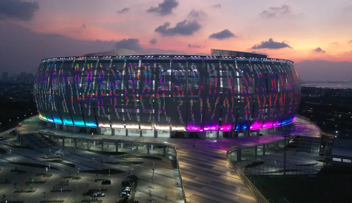 Foto udara yang diambil pada 17 April 2022 ini menunjukkan Jakarta International Stadium (JIS) yang baru didirikan untuk pertandingan sepak bola dan konser musik, di Jakarta. Stadion termegah di Indonesia tersebut mampu menampung 82.000 penonton. (ADEK BERRY/AFP)