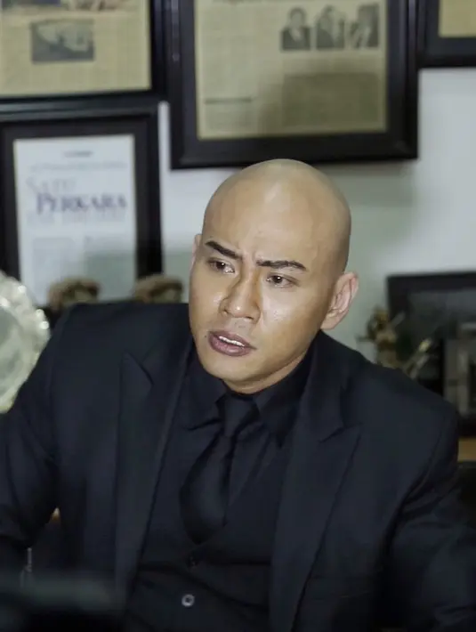 "Saya ditelpon Kiswinar, dia bilang 'Om, saya disomasi ayah kandung saya sendiri, saya nggak punya apa-apa om'," kata Deddy Corbuzier menceritakan telpon dari Kiswinar. (Galih W. Satria/Bintang.com)
