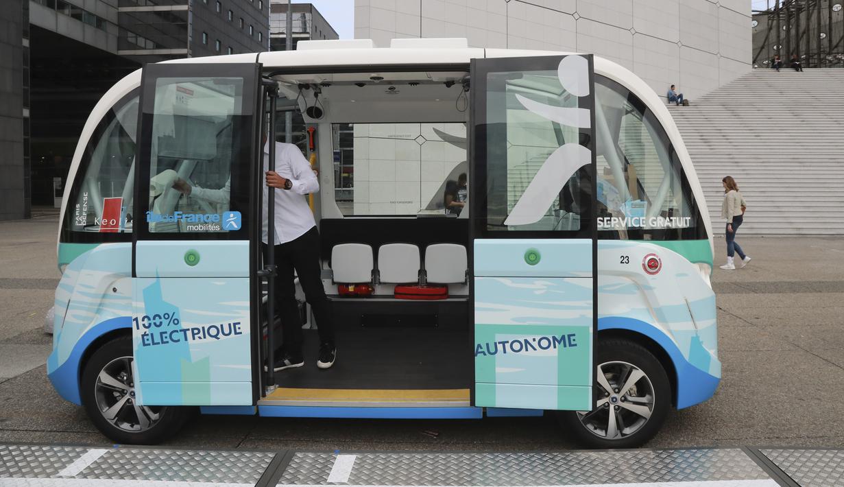 Bus listrik tanpa sopir resmi beroperasi di Paris, Senin (3/7). Bus ini beroperasi sebagai angkutan shuttle di sebuah pusat bisnis pinggiran ibukota Prancis tersebut. (AFP Photo/Jacques Demarthon)