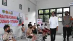 Presiden Joko Widodo meninjau langsung vaksinasi Covid-19 bagi anak-anak usia 6-11 tahun yang digelar di Kompleks SDN Cideng, Gambir, Jakarta, Rabu (15/12/2021). Vaksinasi bagi anak usia 6-11 tahun akan menyasar sekitar 26,5 juta anak di seluruh Indonesia. (Foto: Lukas-Biro Pers Sekretariat Presiden