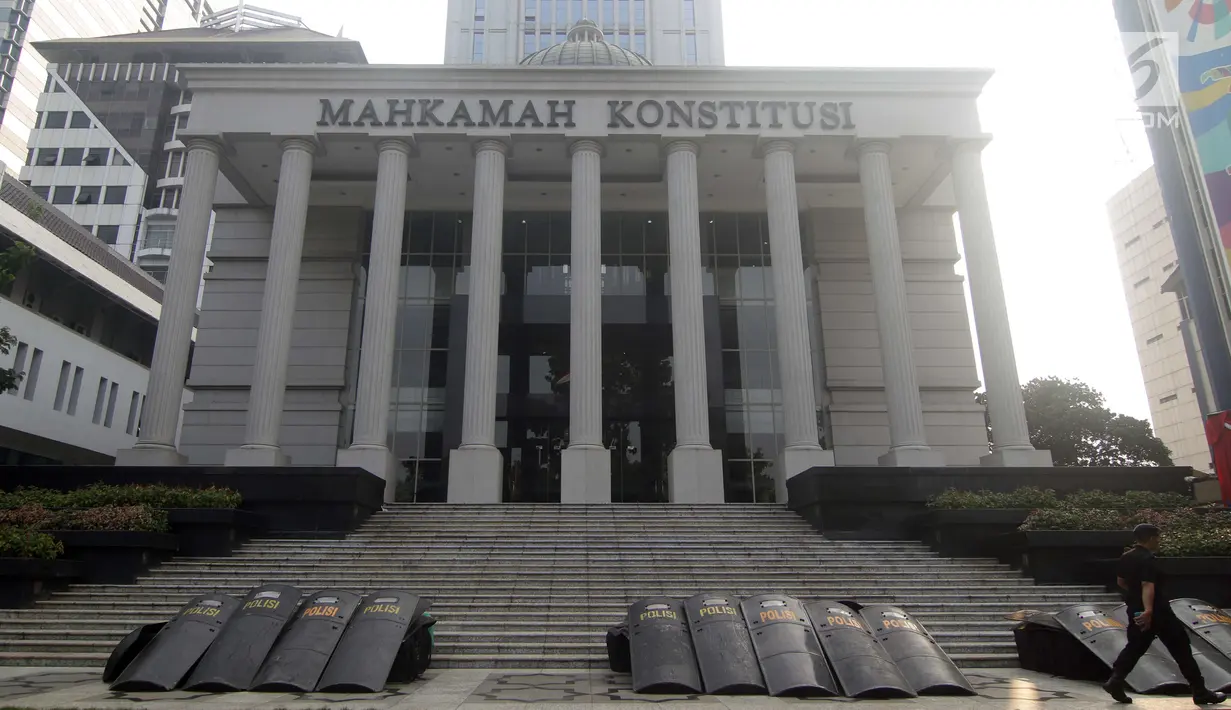 Personel Brimob berjalan melintasi halaman depan Gedung Mahkamah Konstitusi, Jakarta, Kamis (13/6/2019). Sekitar 12.000 pesonel gabungan akan menjaga sidang Perselisihan Hasil Pemilihan Presiden/Wakil Presiden Pemilu 2019. (Liputan6.com/Helmi Fithriansyah)