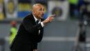 Pelatih AS Roma, Luciano Spalletti terlihat memberikan instruksi kepada pemainnya saat melawan Inter Milan pada lanjutan Serie A Italia di Stadion Olympico, Roma, Senin (3/10/2016) dini hari WIB. (REUTERS/Max Rossi)