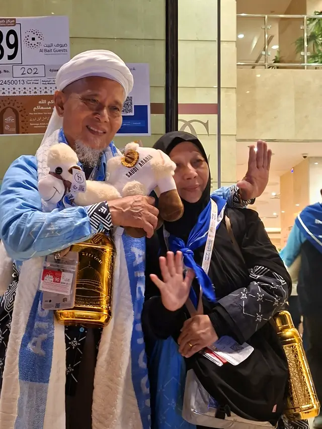 Jemaah haji Indonesia kloter BTH 01, Ahmad Jaelani dan Nasibah, difoto menjelang kepulangan ke Indonesia di hotel di kawasan Syisyah, Makkah, 31 Mei 2026. (Asnida Riani_Liputan6.com_Media Center H (1)