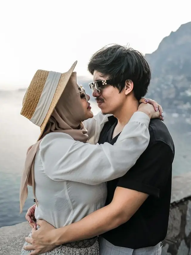 Potret Mesra Aurel Hermansyah dan Atta Halilintar saat berada di Italia. (Foto: Instagram/attahalilintar)