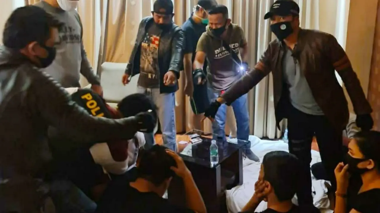 Personel Polresta Pekanbaru ketika menggrebek pesta narkoba di salah satu hotel saat pendemi Virus Corona atau Covid-19.