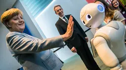 Kanselir Jerman Angela Merkel saat menghadiri pameran Girl's Day di Berlin, Rabu (26/4). Pameran ini bertujuan menarik wanita muda untuk menggeluti pekerjaan hi-tech dan engineering. (AFP PHOTO / John MACDOUGALL)
