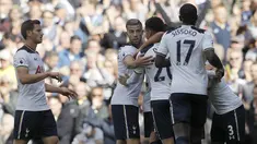 Pemain Tottenham merayakan gol Dale Alli saat melawan Manchester City pada lanjutan Premier League di Stadion White Hart Lane, London, Minggu (2/10/2016). (AP/Frank Augstein)