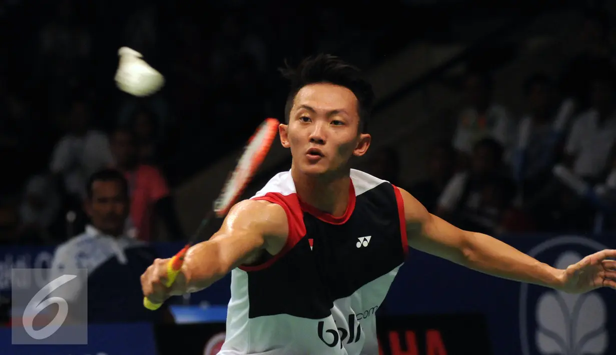 Tunggal putera Indonesia, Ihsan Maulana Mustofa mengembalikan bola ke arah pebulutangkis Inggris, Rajiv Ouseph di perempat final BCA Indonesia Open 2016, Jakarta, Jumat (3/6/2016). Ihsan unggul 17-21. 21-12, 21-12. (Liputan6.com/Helmi Fithriansyah)