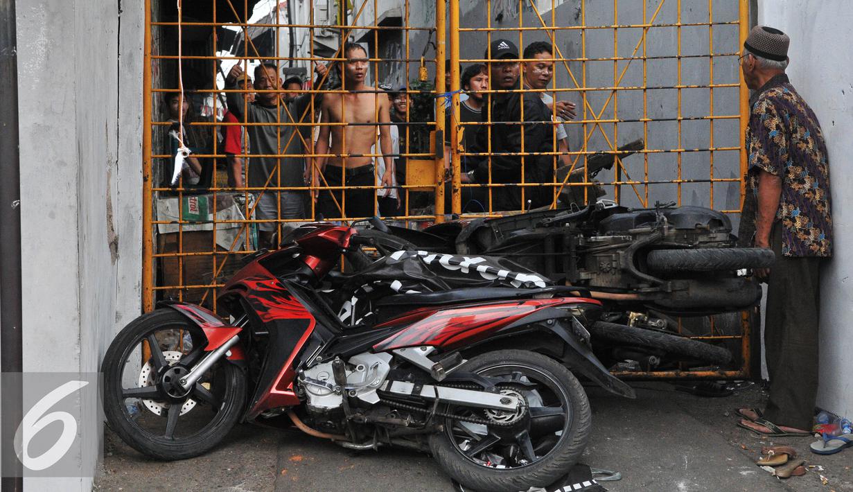 Reaksi Warga Kampung Pulo saat penggusuran Kampung Pulo, Jakarta, Kamis (20/8/2015). Penggusuran pemukiman Kampung Pulo dilakukan oleh 2.200 personel gabungan untuk normalisasi Sungai Ciliwung. (Liputan6.com/Herman Zakharia)