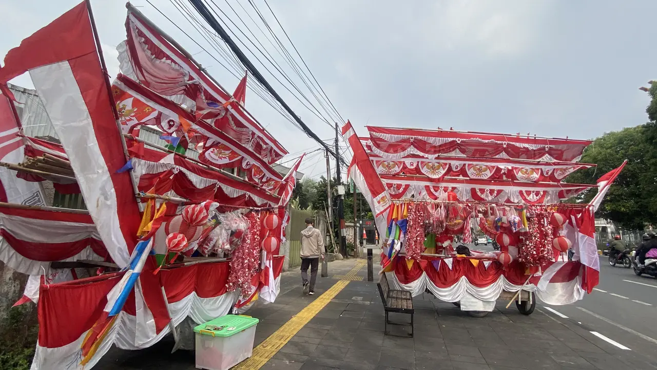 Pedagang bendera merah putih dan pernak-pernik di Jalan Matraman, Jakarta Timur. (Foto: Liputan6.com/Devira P)