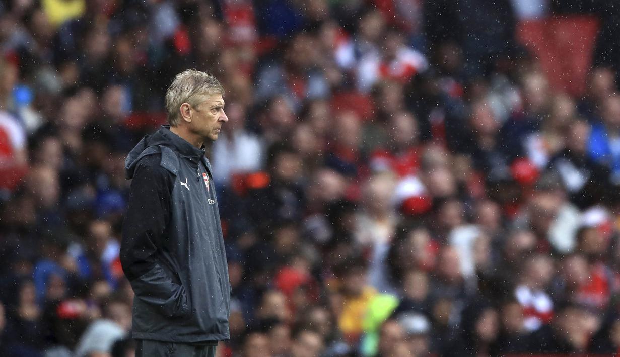 Manajer Arsenal, Arsene Wenger, mengamati anak asuhnya saat menghadapi Benfica pada laga Emirates Cup di Stadion Emirates, London, Sabtu (29/7/2017). Arsenal menang 5-2 atas Benfica). (AP/John Walton) 