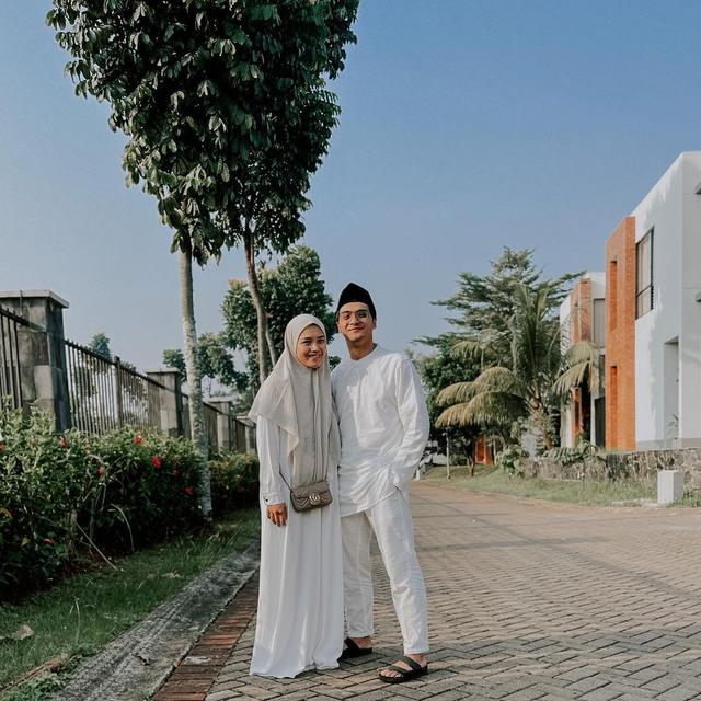 7 Potret Ricky Harun dan Herfiza Tampil dengan Baju Couple, Serasi Banget