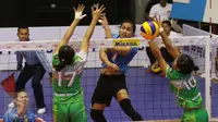 Pebola voli putri Jakarta Electric PLN, Aprilia Manganang melakukan smes ke pebola voli putri Gresik Petrokimia Veronica Angeloni pada Proliga 2017 di Gor Sritex Arena, Solo, Jawa Tengah, Sabtu (8/4). (Liputan6.com/Gempur M. Surya)