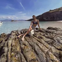 Liburan dengan outfit sederhana dan tanpa makeup, pesona Anya Geraldine berlibur di Bajo bikin kagum.