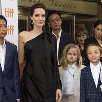 Hampir satu tahun Angelina Jolie menggugat cerai Brad Pitt, dan setelah itu ia pun mengurus keenam buah hatinya seorang diri. Jolie juga sempat menghilang dari publik dan membawa anak-anaknya berpindah ke Malibu. (AFP/Valerie Macon)