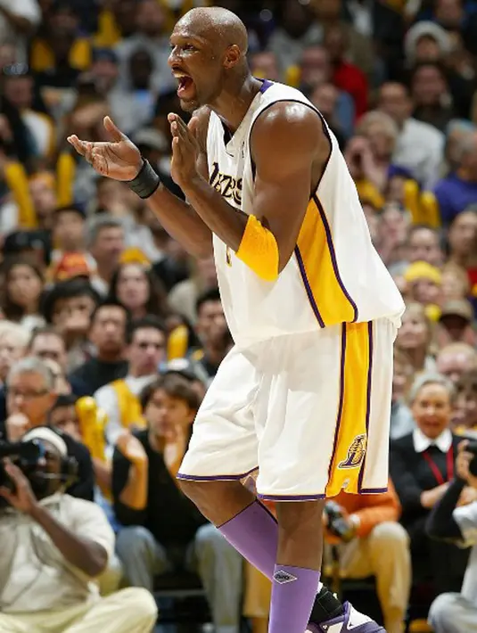 Tak hanya mengalami gangguan mental dan over dosis, setelah itu Lamar Odom mendapat gugatan cerai dari Khloe Kardashian. Sebenarnya gugatan itu telah diberikan Khloe sejak setahun lalu. (AFP/Bintang.com)