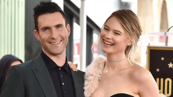 Behati Prinsloo dan Adam Levine