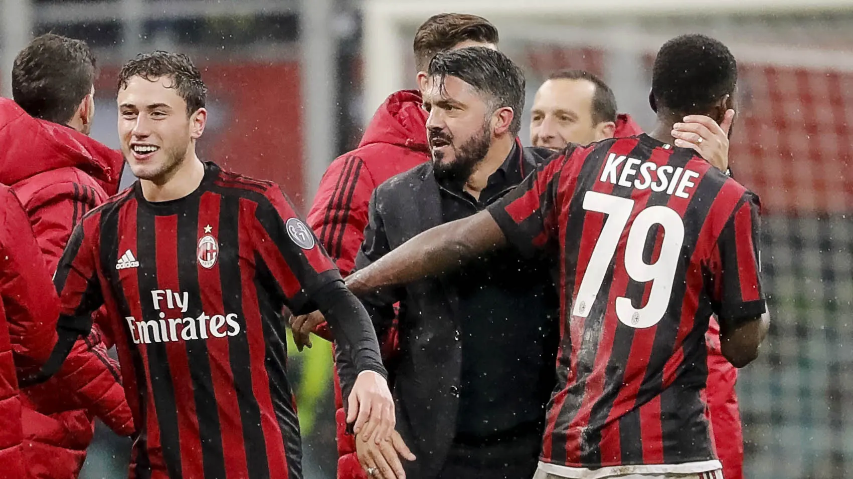 Pelatih AC Milan, Gennaro Gattuso, merayakan kemenangan atas Inter Milan pada laga perempat final Coppa Italia di Stadion San Siro, Rabu (27/12/2017). AC Milan menang 1-0 atas Inter Milan. (AP/Antonio Calanni)