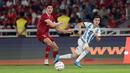 <p>Bek Timnas Indonesia, Elkan Baggott, mengawal pergerakan pemain Timnas Argentina, Facundo Buonanotte, dalam laga FIFA Matchday di Stadion Utama Gelora Bung Karno, Senayan, Jakarta, Senin (19/6/2023). (Bola.com/Bagaskara Lazuardi)</p>