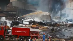 Para petugas pemadam kebakaran berupaya memadamkan api di lokasi kebakaran pipa minyak mentah di Kairo, ibu kota Mesir (14/7/2020). Sebanyak 17 orang terluka akibat insiden kebakaran pipa minyak mentah di Kairo, demikian disampaikan Kementerian Kesehatan Mesir. (Xinhua/Ahmed Gomaa)