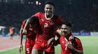 Selebrasi tiga pemain Timnas Indonesia U-22 (dari kiri) Rizky Ridho Ramadhani, Amiruddin Bagas Kaffa dan Marselino Ferdinan setelah terjadinya gol kedua ke gawang Thailand yang dicetak Ramadhan Sananta pada laga final cabor sepak bola SEA Games 2023 di National Olympic Stadium, Phnom Penh, Kamboja, Selasa (16/5/2023). (Bola.com/Abdul Aziz)