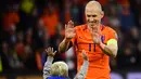 Gelandang Belanda, Arjen Robben bersama anaknya usai pertandingan melawan Swedia pada kualifikasi Piala Dunia 2018 di stadion Arena, Amsterdam (10/10). Dua gol yang dicetak Robben gagal mengantar Der Oranje lolos. (AFP Photo/Emmanuel Dunand)