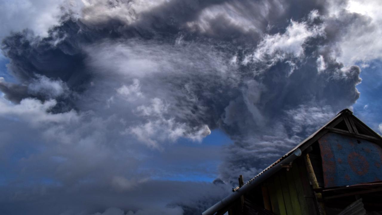 FOTO: Erupsi, Abu Vulkanik Gunung Sinabung Selimuti Karo