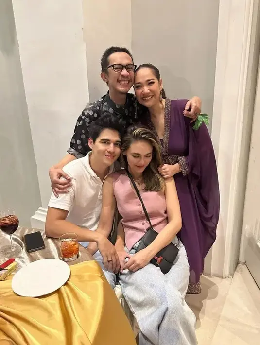 Sejak dikabarkan dekat, Luna Maya kerap kepergok jalan bareng dengan Maxime Bouttier. Mulai dari menghadiri pesta, hingga gelaran pemutaran film baru Luna Maya yang memerankan Suzzanna. (Liputan6com/IG/amingisback)