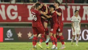 Para pemain Persis Solo merayakan gol yang dicetak ke gawang Bali United dalam laga pekan 25 BRI Super League 2025/2026 di Stadion Manahan, Solo, Kamis (12/3/2026) malam WIB. (Dok. Persis Solo)