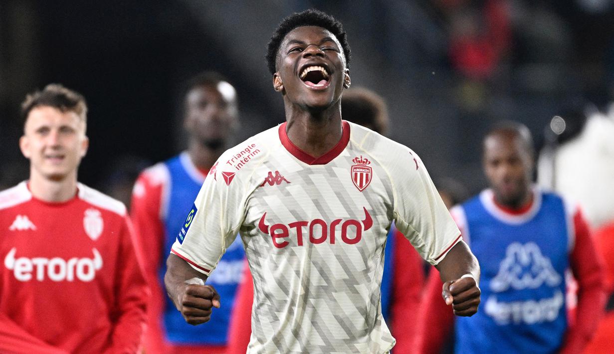 AS Monaco telah resmi menyepakati penjualan Aurelien Tchouameni ke Real Madrid dengan nilai 4 kali lipat dari yang pernah dikeluarkan Los Blancos untuk mendatangkan Karim Benzema. Nilai tersebut menjadikan Aurelien Tchouameni sebagai salah satu penjualan termahal AS Monaco sepanjang sejarah. Berikut 5 daftar lengkapnya. (AFP/Damien Meyer)