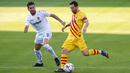 Kapten Barcelona, Lionel Messi, melepaskan tendangan saat pertandingan melawan Gimnastic pada laga uji coba di Johan Cruyff Stadium, Minggu (13/9/2020). Barcelona menang dengan skor 3-1. (AP/Joan Monfort)