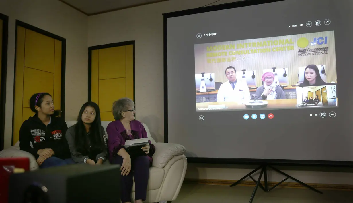 "Puji Tuhan saya punya anak-anak seperti mereka," ucap Yana Zein di sambungan video call dari Cina. (Nurwahyunan/Bintang.com)