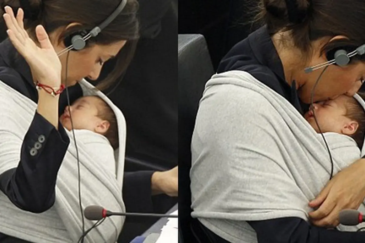 Licia Menggendong Vittoria Yang Baru Berumur Sebulan (c) dailymail.co.uk