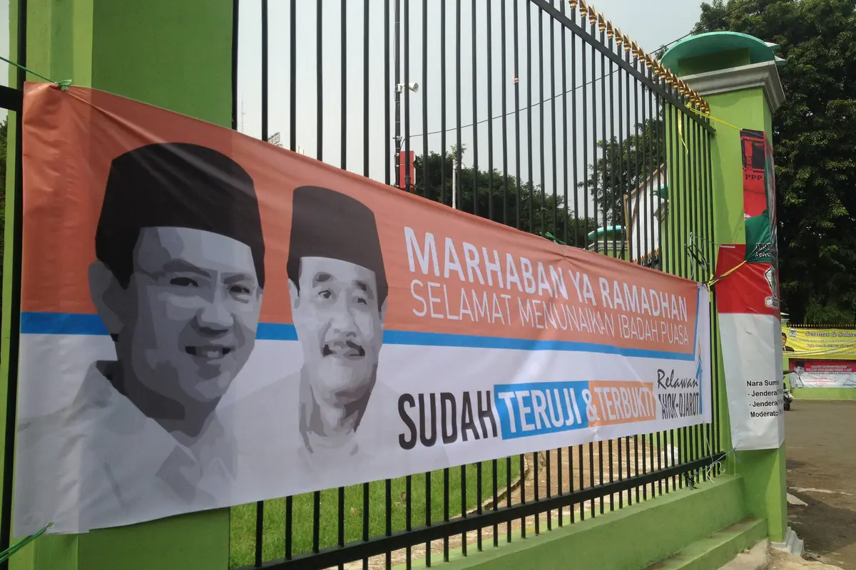 Spanduk Ahok-Djarot Maju Pilkada DKI 2017 Mejeng di Gedung DPR