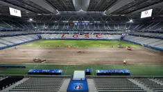 Suasana lapangan Stade Pierre Mauroy saat memperbaiki rumput lapangan bola jelang laga 16 besar dan final Piala Euro 2016 di Lille, Prancis, (23/6). (REUTERS/Carl Recine)