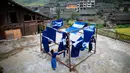 Sejumlah perempuan menjemur kain di sebuah bengkel kerja di Desa Etnis Dong Fengdeng di Wilayah Rongjiang, Provinsi Guizhou, China pada 6 September 2020. Warga setempat memanfaatkan kondisi cuaca musim gugur yang mendukung untuk membuat kain tradisional kelompok etnis Dong. (Xinhua/Liu Xu)