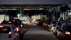 Mobil antre memasuki Argentina dari perbatasan dekat Fray Bentos, Uruguay, Jumat, 30 Juni 2023. Warga Uruguay melintasi perbatasan ke Argentina untuk tawar-menawar belanja yang disebabkan nilai tukar yang berbeda di negara-negara Amerika Selatan karena peso Argentina yang dilanda krisis telah anjlok terhadap dolar AS dan inflasi tahunannya mencapai 100%, salah satu tingkat tertinggi di dunia. (AP Photo/Natacha Pisarenko)