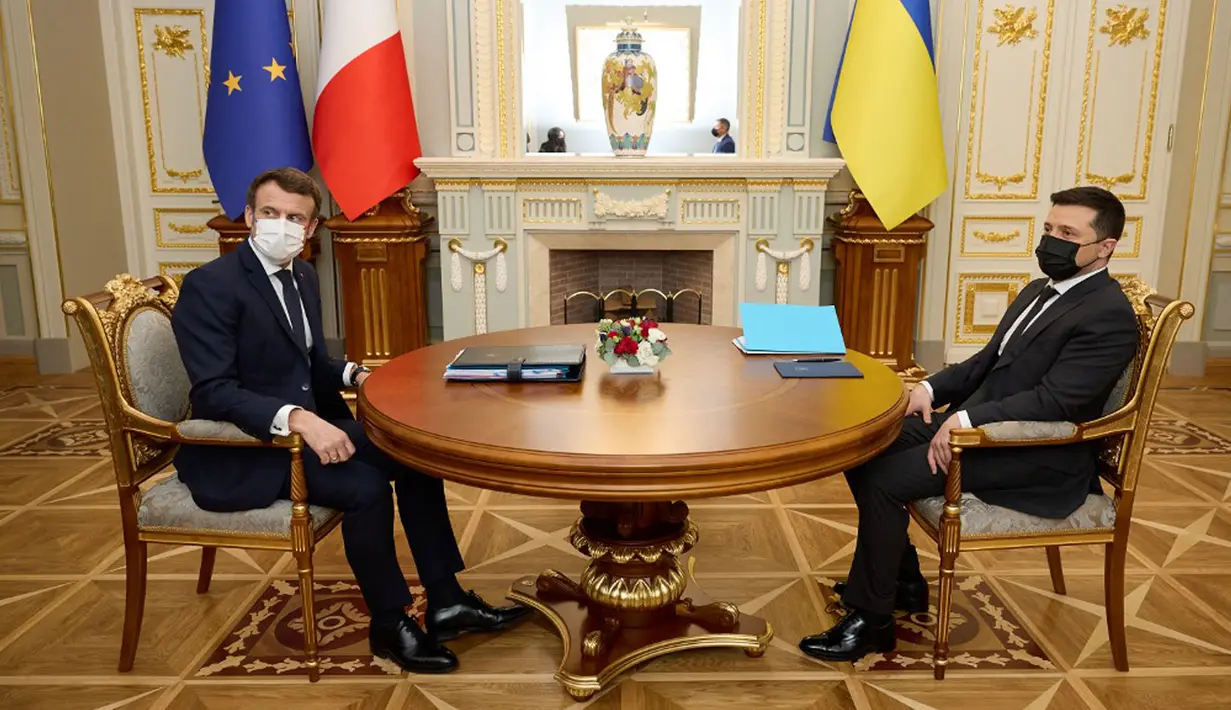 Presiden Prancis Emmanuel Macron (kiri) dan Presiden Ukraina Volodymyr Zelenskyy sebelum pertemuan di Kyiv, Ukraina, 8 Februari 2022. Macron mengatakan dia telah meyakinkan Presiden Rusia Vladimir Putin untuk tidak meningkatkan krisis di sekitar Ukraina. (HANDOUT/LAYANAN PERS PRESIDEN UKRAINIAN/AFP)