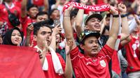 Para suporter Timnas Indonesia memberikan dukungan kepada timnya dalam laga terakhir Grup C Putaran Ketiga Kualifikasi Piala Dunia 2026 melawan Jepang di Suita Stadium, Jepang, Selasa (10/06/2025). (AFP/Paul Miller)